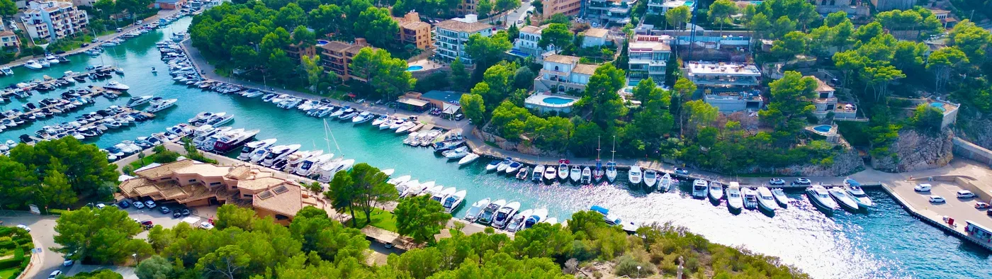 Bucht auf Mallorca mit türkisblauem Wasser