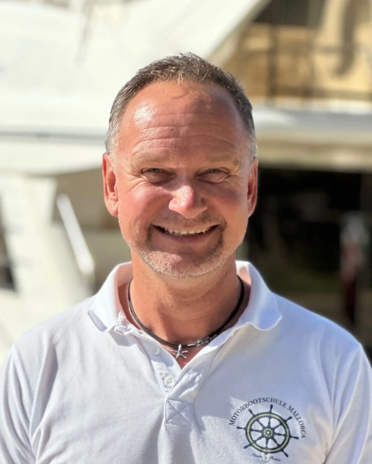 Kapitän Klaus Schneider an Bord